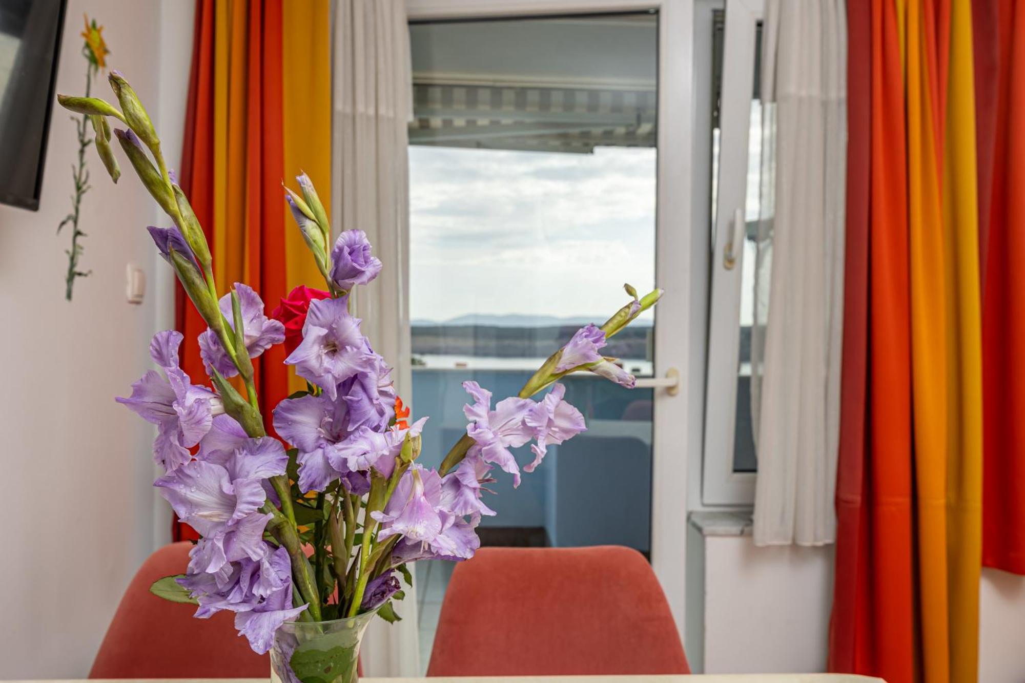Navy Apartments Jadranovo Eksteriør billede